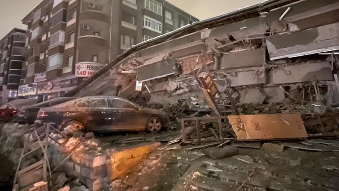 Diguncang Gempa M 7,8, Puluhan Mobil Tertimbun Reruntuhan Gedung di Turki MALATYA, TURKIYE - FEBRUARY 6: A view of the destroyed building after earthquakes jolts Turkiye's provinces, on February 6, 2023 in Malatya, Turkiye. Search and rescue works continue in the area. 7.4 magnitude earthquake jolts Turkiye's Kahramanmaras province and 6.5 magnitude strikes southeastern Gaziantep. (Photo by Volkan Kasik/Anadolu Agency via Getty Images)