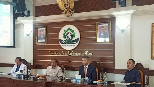 Direktur Utama RS Dharmais dr. R. Soeko Werdi Nindito, MARS., Direktur Utama RSUP Prof Ngoerah, I Wayan Sudana, dan perwakilan The University of Texas MD Anderson Cancer Center ketika ditemui di RSUP Prof Ngoerah, Jalan Diponegoro, Denpasar, Bali pada Senin (6/2/2023). (Ni Made Lastri Karsiani Putri-detikBali)