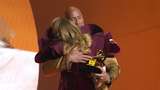 Raih Piala Grammy, Adele Nangis dan Peluk Dwayne Johnson