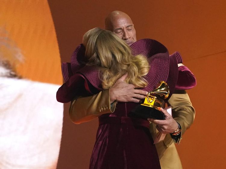 Raih Piala Grammy, Adele Nangis dan Peluk Dwayne Johnson
