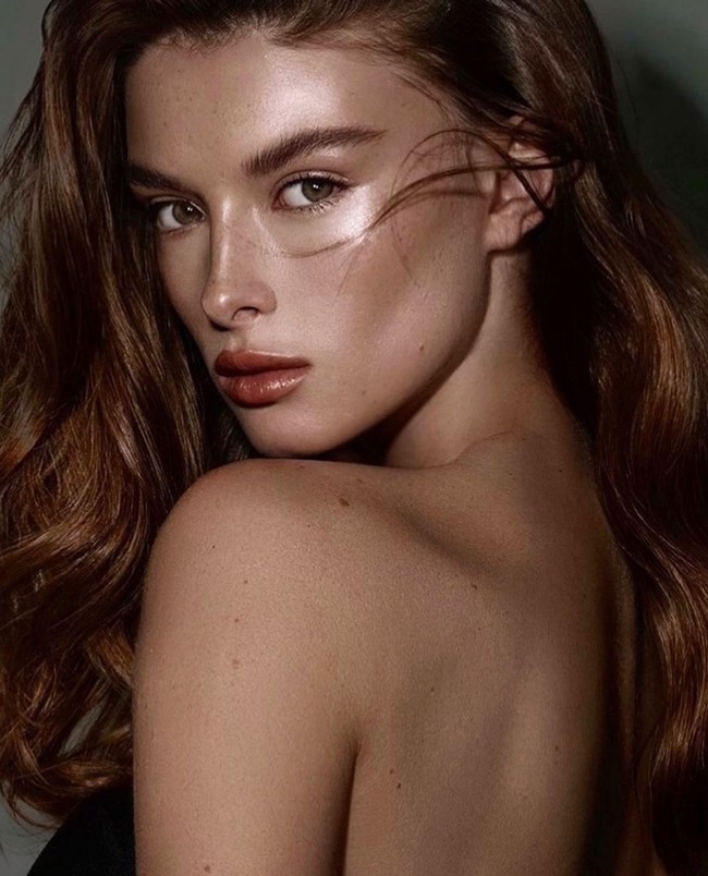 Foto yang beredar tersebut diambil dari acara perilisan EP Ebony Riley di Los Angeles beberapa waktu lalu. Leo terlihat santai mengenakan jaket bomber dan topi baseball. Sedangkan Eden memilih gaya semi-formal mengenakan setelan abu-abu. Foto: Instagram Eden Polani