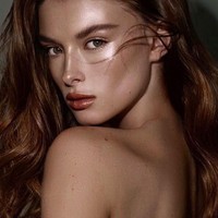 Foto yang beredar tersebut diambil dari acara perilisan EP Ebony Riley di Los Angeles beberapa waktu lalu. Leo terlihat santai mengenakan jaket bomber dan topi baseball. Sedangkan Eden memilih gaya semi-formal mengenakan setelan abu-abu. Foto: Instagram Eden Polani