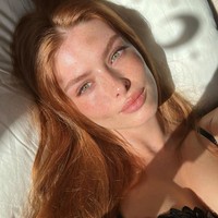 Dalam foto yang viral, Leo dan Eden memang hanya tampak duduk bersebelahan. Tapi laporan mengatakan keduanya tengah memulai hubungan. Foto: Instagram Eden Polani