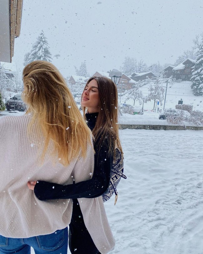 Ini gayanya ketika tampil glamour ketika menikmati liburan mewah.  Foto: Instagram Eden Polani