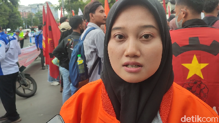 Erma Oktavia pembuat video Pabrik Elit Bayar Lembur Syulit.  Erma dan teman buruhnya menggelar aksi di Semarang, Senin (6/2/2023).