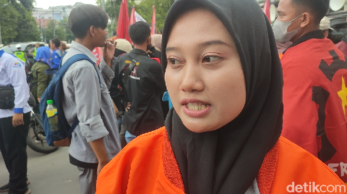 Erma Oktavia pembuat video Pabrik Elit Bayar Lembur Syulit.  Erma dan teman buruhnya menggelar aksi di Semarang, Senin (6/2/2023).