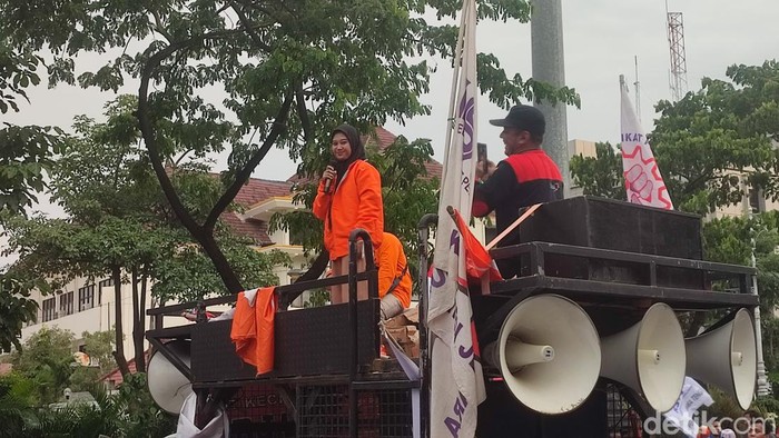 Buruh PT SAI Apparel, Erma Oktavia saat berorasi di depan Kantor Gubernur Jateng, Semarang, Senin (6/2/2023).