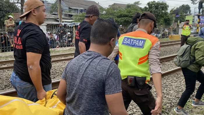 Evakuasi pria tertabrak KRL di Cipayung, Depok.