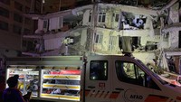 Sementara itu, dikutip kantor berita Anadolu, Majanemen Darurat dan Bencana Kantor Kepresidenan Turki (AFAD) melaporkan gempa tersebut berkekuatan magnitudo 7,4 dan terjadi sekitar pukul 04.17 waktu setempat. (Omer Yasin Ergin/Anadolu Agency via Getty Images)
