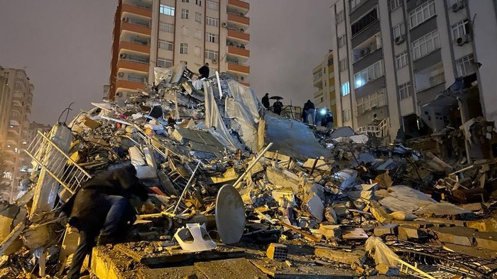 ADANA, TURKIYE - FEBRUARY 6: A view of the destroyed building after earthquakes jolts Turkiyes provinces, on February 6, 2023 in Adana, Turkiye. Search and rescue works continue in the area. 7.4 magnitude earthquake jolts Turkiyes Kahramanmaras province and 6.5 magnitude strikes southeastern Gaziantep. (Photo by Eren Bozkurt/Anadolu Agency via Getty Images)
