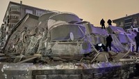 Gempa susulan, sebut USGS, yang berkekuatan lebih kecil, yakni Magnitudo 6,7 mengguncang sekitar 11 menit setelah gempa pertama. (Volkan Kasik/Anadolu Agency via Getty Images)