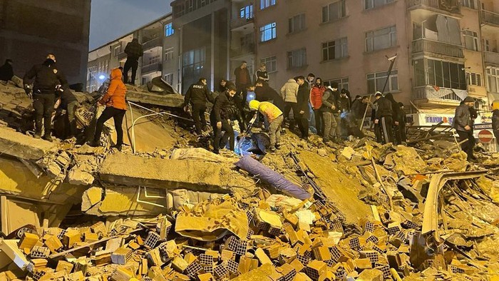 MALATYA, TURKIYE - FEBRUARY 6: A view of the destroyed building after 7.4 magnitude earthquake jolts Turkiyes Kahramanmaras province, on February 6, 2023 in Malatya, Turkiye. (Photo by Erkan Kama/Anadolu Agency via Getty Images)