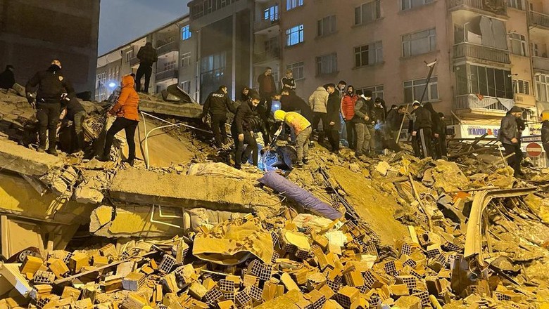 MALATYA, TURKIYE - FEBRUARY 6: A view of the destroyed building after 7.4 magnitude earthquake jolts Turkiyes Kahramanmaras province, on February 6, 2023 in Malatya, Turkiye. (Photo by Erkan Kama/Anadolu Agency via Getty Images)