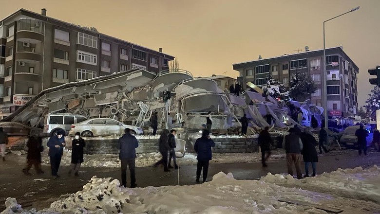 Gedung-gedung di Turki Runtuh Diguncang Gempa M 7,8 MALATYA, TURKIYE - FEBRUARY 6: A view of the destroyed building after 7.4 magnitude earthquake jolts Turkiyes Kahramanmaras province, on February 6, 2023 in Malatya, Turkiye. Search and rescue works began in the area. (Photo by Volkan Kasik/Anadolu Agency via Getty Images)