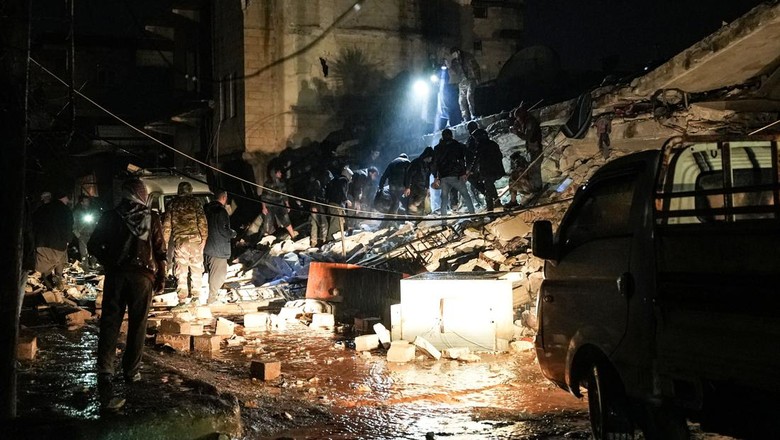 Civilians and fighters sift through the rubble of a collapsed building looking for victims and survivors following an earthquake in the town of Jandaris, in the countryside of Syrias northwestern city of Afrin in the rebel-held part of Aleppo province, early on February 6, 2023. - At least 42 have been reportedly killed in north Syria after a 7.8-magnitude earthquake that originated in Turkey and was felt across neighbouring countries. (Photo by Rami al SAYED / AFP) (Photo by RAMI AL SAYED/AFP via Getty Images)