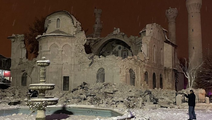 MALATYA, TURKIYE - FEBRUARY 6: A view of partially damaged historical Yeni Mosque after the earthquake on February 6, 2023 in Malatya, Turkiye. Search and rescue works continue in the areas. The 7.4 magnitude earthquake jolted Turkiyeâs southern province of Kahramanmaras early Monday, according to the country's disaster agency. It was followed by a magnitude 6.4 quake that struck southeastern Gaziantep province. A third earthquake with a 6.5 magnitude also hit Gaziantep. (Photo by Volkan Kasik/Anadolu Agency via Getty Images)