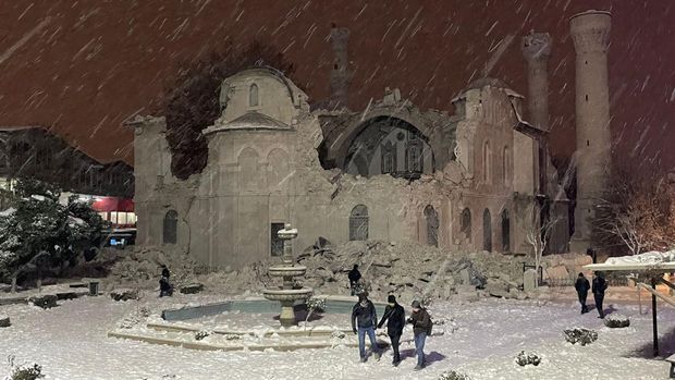 MALATYA, TURKIYE - FEBRUARY 6: A view of partially damaged historical Yeni Mosque after the earthquake on February 6, 2023 in Malatya, Turkiye. Search and rescue works continue in the areas. The 7.4 magnitude earthquake jolted Turkiyeâs southern province of Kahramanmaras early Monday, according to the country's disaster agency. It was followed by a magnitude 6.4 quake that struck southeastern Gaziantep province. A third earthquake with a 6.5 magnitude also hit Gaziantep. (Photo by Volkan Kasik/Anadolu Agency via Getty Images)
