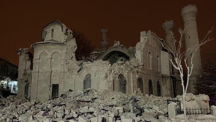MALATYA, TURKIYE - FEBRUARY 6: A view of partially damaged historical Yeni Mosque after the earthquake on February 6, 2023 in Malatya, Turkiye. Search and rescue works continue in the areas. The 7.4 magnitude earthquake jolted Turkiyeâs southern province of Kahramanmaras early Monday, according to the country's disaster agency. It was followed by a magnitude 6.4 quake that struck southeastern Gaziantep province. A third earthquake with a 6.5 magnitude also hit Gaziantep. (Photo by Volkan Kasik/Anadolu Agency via Getty Images)