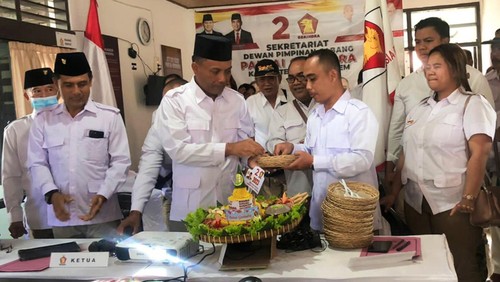 DPC Gerindra Kabupaten Karangasem saat merayakan HUT yang ke-15 di DPC Gerindra di Kecamatan dan Kabupaten Karangasem Senin (6/2/2023).