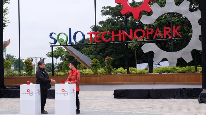 Gibran-Airlangga Hartanto Hadiri Peresmian Solo Technopark Warga memanfaatkan fasilitas Solo Technopark saat peresmian di Jebres, Solo, Jawa Tengah, Senin (6/2/2023). Solo Technopark tersebut merupakan kawasan sains dan teknologi milik Pemerintah Kota Solo yang difungsikan untuk perkantoran, inkubasi bisnis, pembinaan Usaha Mikro, Kecil, dan Menengah (UMKM), dan layanan-layanan masyarakat lainnya guna menjadikan sebagai pusat inovasi dan vokasi untuk daya saing daerah . ANTARAFOTO/Maulana Surya/foc.