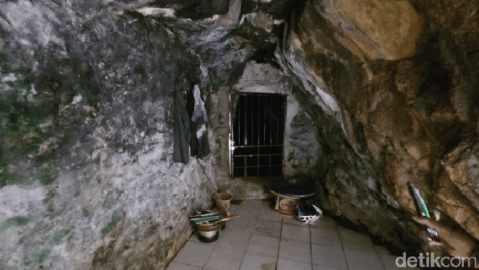 Goa Ratu Karang Pamulang Sukabumi.