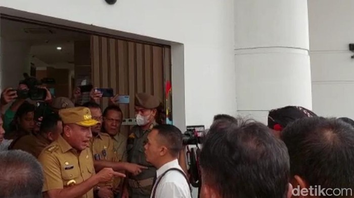 Gubernur Sumut Edy Rahmayadi saat ribut bersama pendukung Bupati Palas (Nizar Aldi/detikSumut)