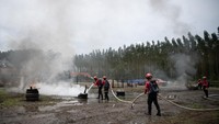 Petugas Regu Pemadam Kebakaran (RPK)melakukan simulasi pemadaman kebakaran hutan dan lahan di Kabupaten Ogan Komering Ilir (OKI), Sumatera Selatan, Senin (6/2/2023).