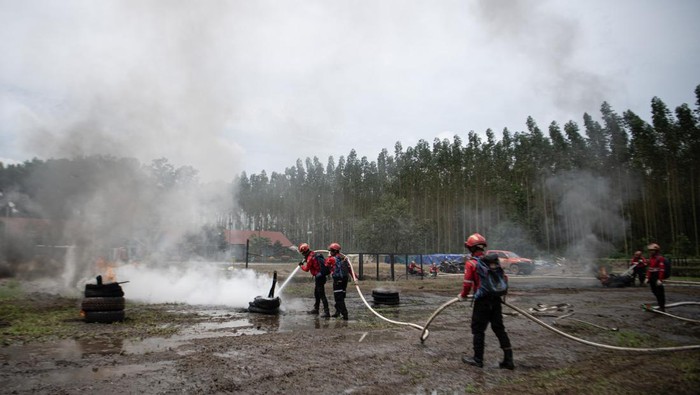 Hadapi Ancaman Karhutla, Petugas RPK Gelar Simulasi Pemadaman Api Petugas Regu Pemadam Kebakaran (RPK) mitra pemasok APP Sinar Mas melakukan simulasi pemadaman kebakaran hutan dan lahan di Kabupaten Ogan Komering Ilir (OKI), Sumatera Selatan, Senin (6/2/2023). Simulasi ini digelar sebagai bentuk kesiapan APP Sinar Mas untuk menghadapi ancaman kebakaran hutan dan lahan pada musim kemarau tahun 2023.