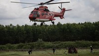 Helikopker Super Puma milik APP Sinar Mas bersiap melakukan simulasi pemadaman kebakaran hutan dan lahan melalui udara (Water Boombing) di Kabupaten Ogan Komering Ilir (OKI), Sumatera Selatan.