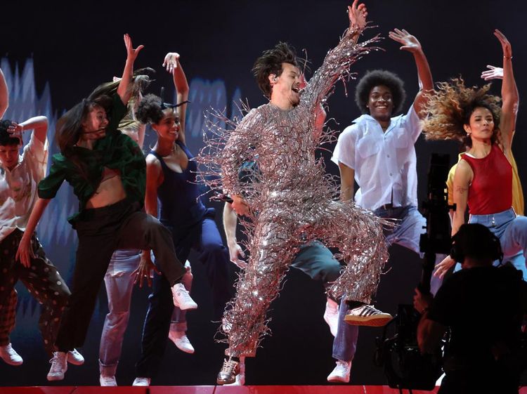 Penampilan Harry Style Bawakan As It Was di Grammy Awards 2023