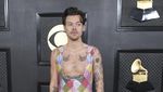 Harry Styles Kenakan Overall di Grammy Awards 2023