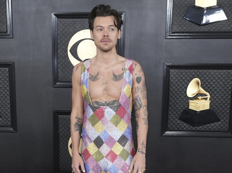 Harry Styles Kenakan Overall di Grammy Awards 2023