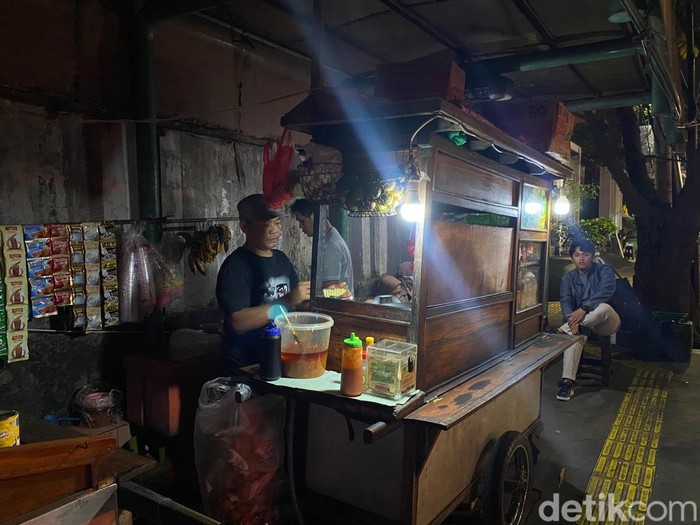 Hits di TikTok, Makan Mie di Warmindo Ini Harus Sabar Antre Berjam-jam Hits di TikTok, Makan Mie di Warmindo Ini Harus Sabar Antre Berjam-jam