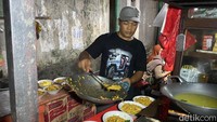 Menurut Pak Deden selaku pemilik warmindo, menu yang diantre banyak orang adalah mie goreng mereka.  Foto: detikFood