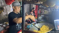 Semua mie instan direbus dengan sawi hingga setengah matang. Kemudian diaduk dengan bumbu bawaan dari mie instan. Lalu digoreng kembali di atas wajan api kecil, dengan sambal pedas racikan Pak Deden. Foto: detikFood