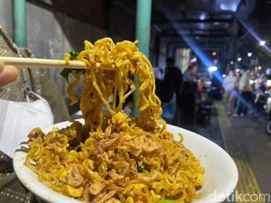 Hits di TikTok, Makan Mie di Warmindo Ini Harus Sabar Antre Berjam-jam