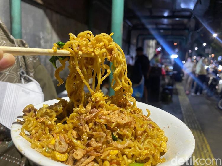 Hits di TikTok, Makan Mie di Warmindo Ini Harus Sabar Antre Berjam-jam