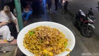Mie yang direbus setengah matang, tidak terlalu lembek dan matangnya sempurna ketika digoreng kembali di atas wajan. Foto: detikFood