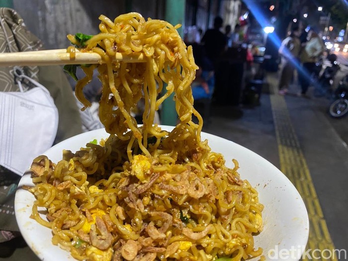 Hits di TikTok, Makan Mie di Warmindo Ini Harus Sabar Antre Berjam-jam Hits di TikTok, Makan Mie di Warmindo Ini Harus Sabar Antre Berjam-jam