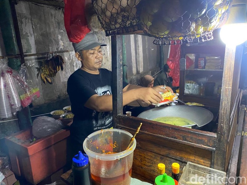 Hits di TikTok, Makan Mie di Warmindo Ini Harus Sabar Antre Berjam-jam