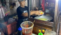 Letaknya berada di bekas halte bus. Warmindo legendaris yang satu ini viral karena racikan mie instan gorengnya, yang membuat orang rela antre hingga berjam-jam.  Foto: detikFood