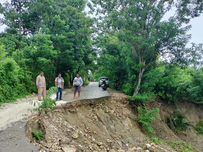 Hujan deras menyebabkan tanah longsor di Kecamatan Nekamese, Kabupaten Kupang, NTT. Jalan raya ambles hingga membuat warga dari 5 desa terisolasi.