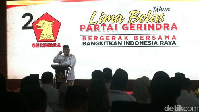 HUT 15 Tahun Partai Gerindra, Teriakan Prabowo Presiden Menggema Prabowo menghadiri HUT ke-15 tahun Partai Gerindra di Jakarta, Senin (6/2/2023). Teriakan Prabowo presiden menggema dalam acara tersebut.