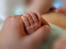 Ngilu! Jari Balita di Kuningan Terjepit Pintu Gerai ATM