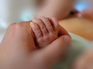 Diduga Picu Bayi di Gresik Meninggal, Bisa Begini Dampak Suara Petasan Bagi Anak