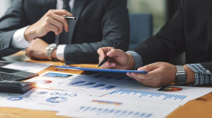 Business people Consulting meeting working and brainstorming new business project finance investment concept.