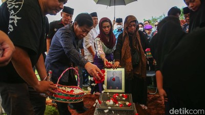 Iwan Bule-Agum Gumelar Hadiri Pemakaman Mantan Sekjen PSSI