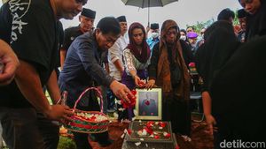 Iwan Bule-Agum Gumelar Hadiri Pemakaman Mantan Sekjen PSSI