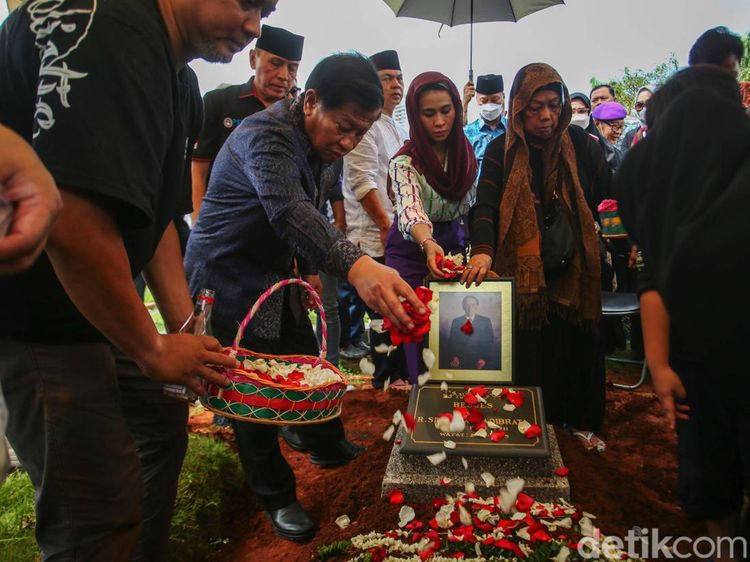 Iwan Bule-Agum Gumelar Hadiri Pemakaman Mantan Sekjen PSSI