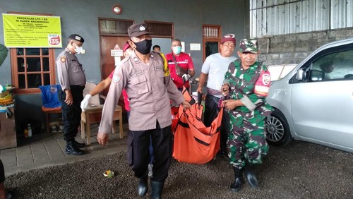 Jasad sopir gudang tabung gas di Abiansemal, Badung dievakuasi menuju Tabanan, Senin (6/2/2023). (IST)